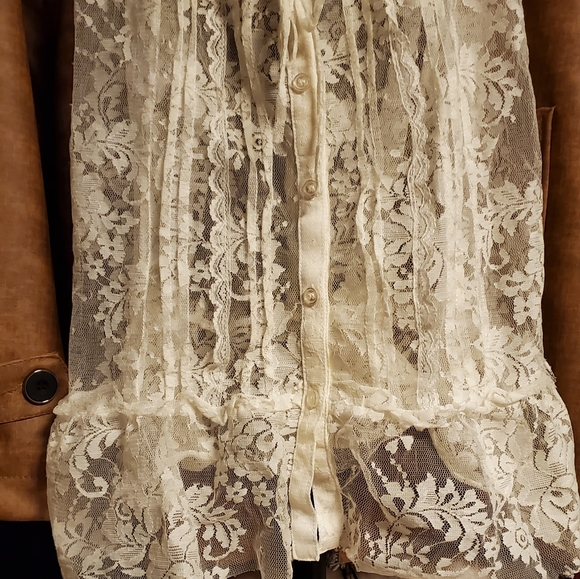 Beautiful Vintage-Look Lace Top - Picture 4 of 6